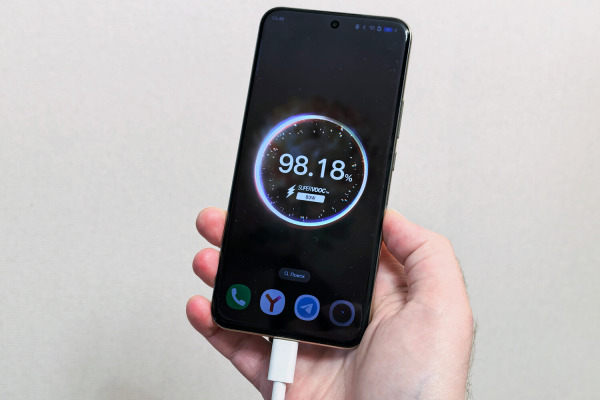 Смартфон-хамелеон с тройной камерой: обзор на Realme 14 Pro+ 