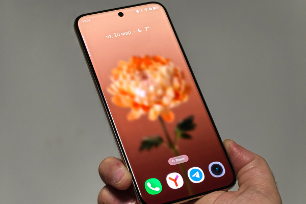 Смартфон-хамелеон с тройной камерой: обзор на Realme 14 Pro+ 