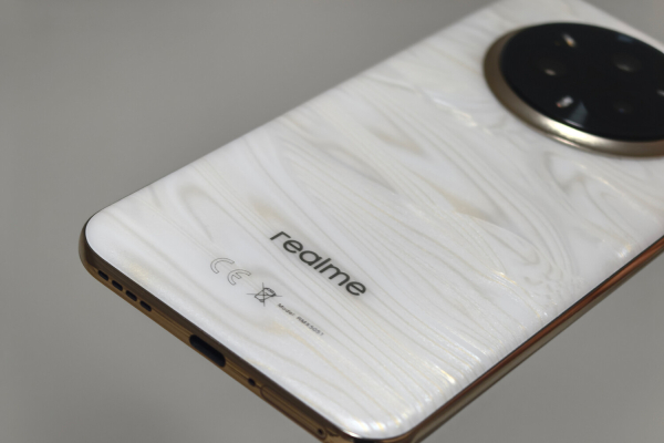 Смартфон-хамелеон с тройной камерой: обзор на Realme 14 Pro+ 